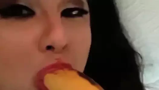 Bu bayan madiis ağzının içindeki sen olabilirsin