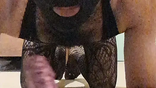 Vücut çoraplı elbiseli biseksüel emiyor ve pembe oyuncağıyla gırtlağına kadar almaya çalışıyor