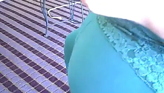 Tırnaklarımı dosyalayıp tatlılıklarını geri itiyorum