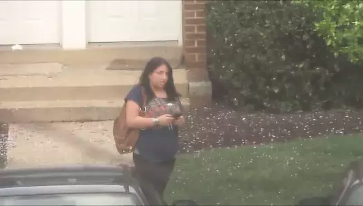 Şişman fahişe yanlış kapıyı çalar, çekip gider