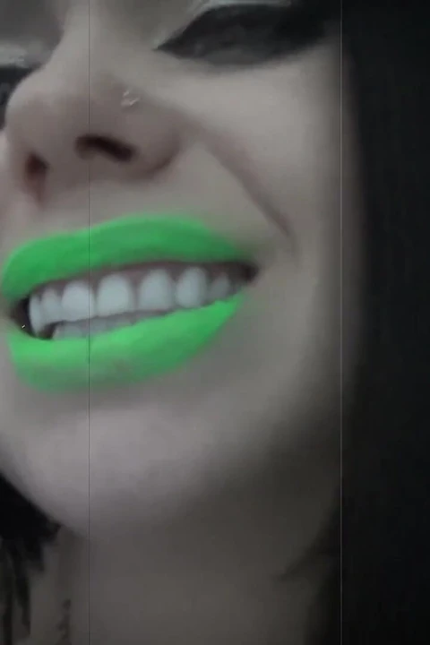 Neon yeşil ruj köle ibadeti