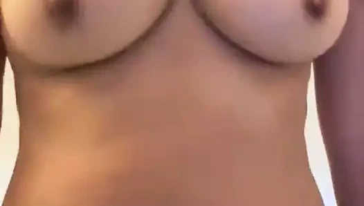 Karımın güzel göğüsleri