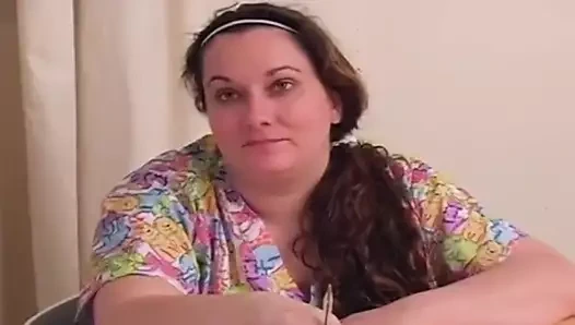 İri güzel ev hanımının götüne şaplak atıyor