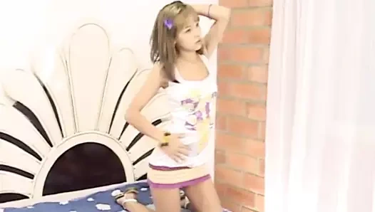 minyon genç mastürbasyon içinde yakın çekim sahne