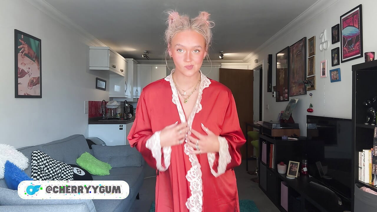 Seksi bikinili büyük doğal göğüsler üzerinde çılgın bir deneme