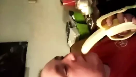 Teresa muz üzerinde öğürme