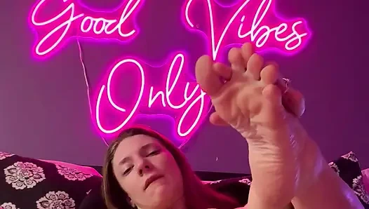 Ayak parmaklarını emiyor ve oyuncakla oynuyor