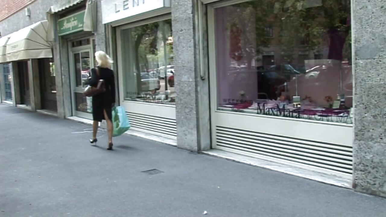 Ateşli orta yaşlı seksi kadın sikimi istiyor!