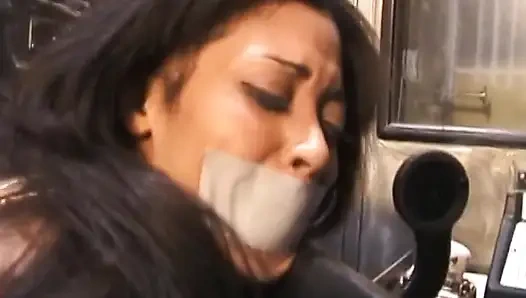 Zenci genç kız ağzı tıkalı ve bağlıyken kırbaçlanıyor