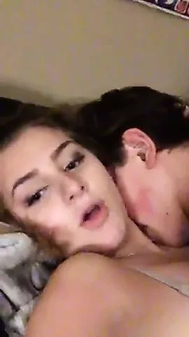 Genç Amerikalı çift canlı sikişiyor