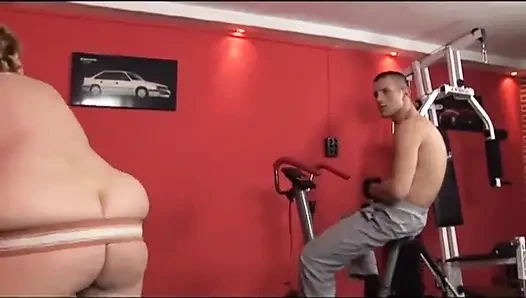 Şişman orta yaşlı seksi kadın spor salonunda sikişiyor
