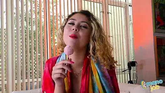 Allie Addison üvey babasına ve arkadaşına mastürbasyon rahatlaması için yalvarıyor