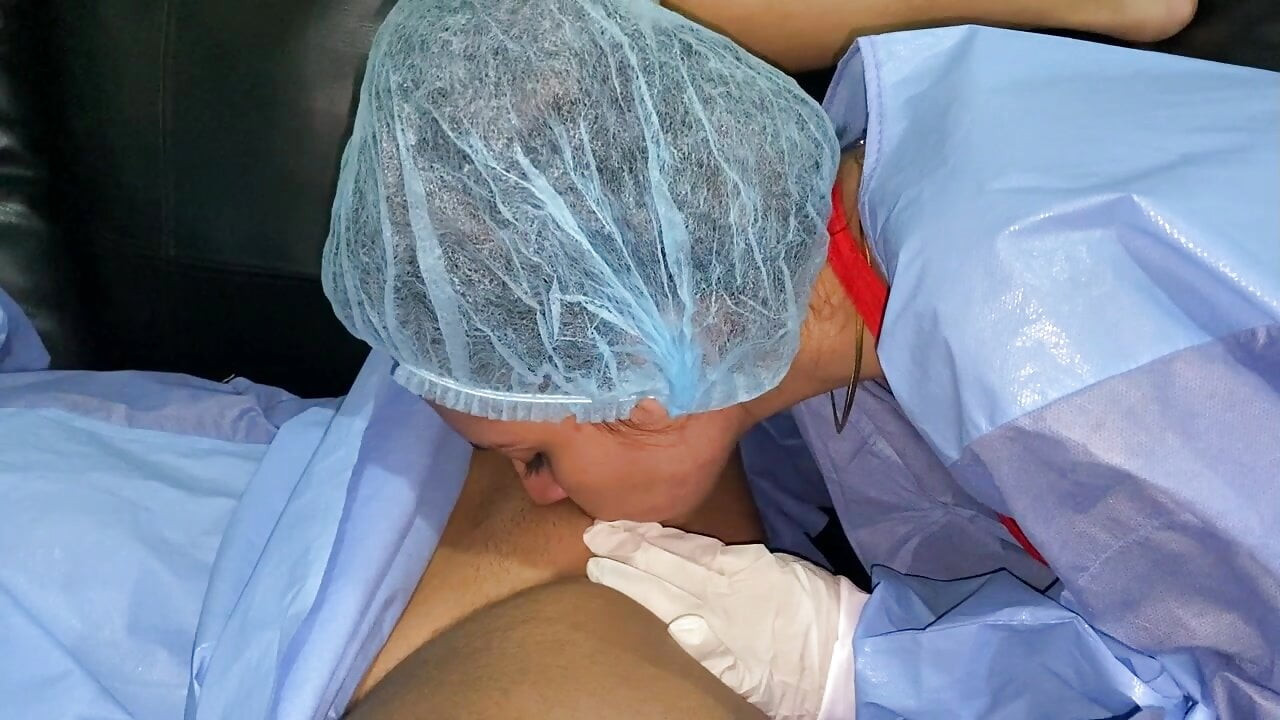 Randevuma giderken doktorumla sikişiyorum o benim amımı yalıyor