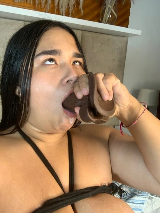 Özensiz dildolu ve büyük yaraklı latin