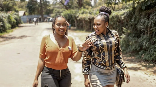 Amatör zenci iri güzel kadın lezbiyenler şehvetli sikişte amcık yalamadan önce duş alıyor!