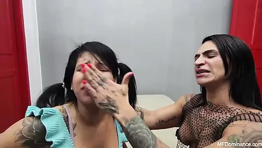 Sara orta yaşlı seksi kadının derin eller hakimiyeti
