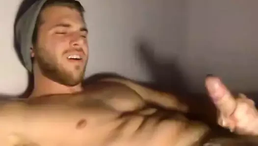 kesilmemiş cam damızlık taze yük ile oynuyor