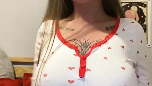 Bu azgın dövmeli genç kızın parmakları daha derine doğru kaydıkça titremeden duramıyor