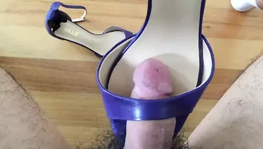 Annenin yüksek topuklu sandaletleri sikiliyor