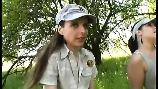 Askeri lezbiyenler birbirlerinin amlarını yalıyor ve sikiyor
