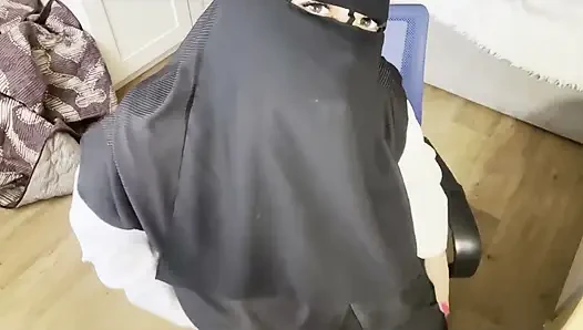 Tesettürlü güzel gözlü Türk kadın külotlu çorapla mastürbasyon yapıyor