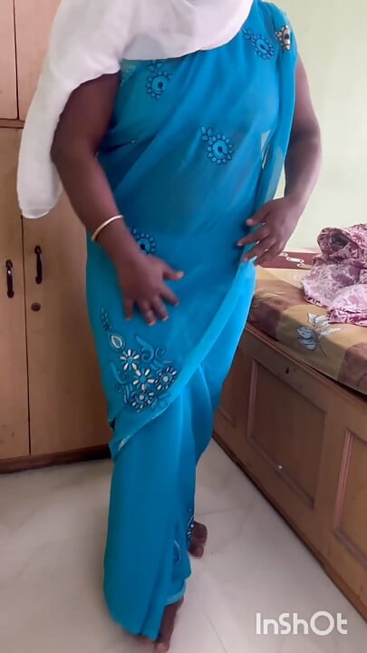 Sari ateşli seksi Chennai teyze giyiyor