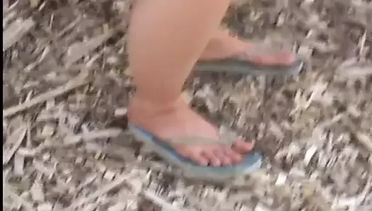 Gel benimle kulübenin arkasında oyna