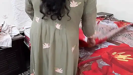 Hintli üvey anne odada çarşaflarını değiştirirken sikişiyor