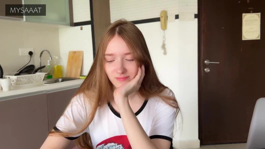 Üvey kız kardeş satrançta kayboldu ve amına iki kez boşalıyor