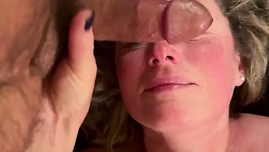 Büyük memeli edepsiz sarışın orta yaşlı seksi kadın yüzüne döl alıyor