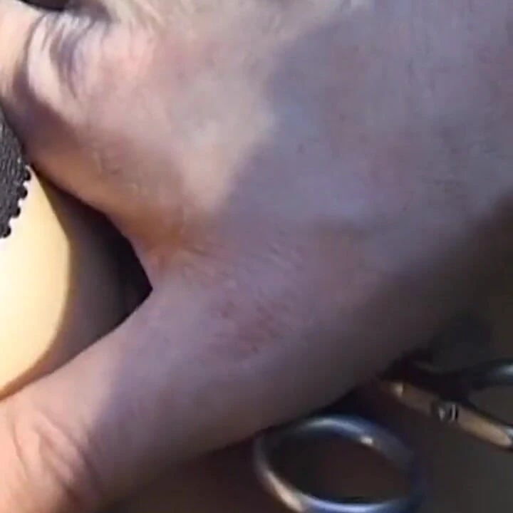 Olgun orta yaşlı seksi kadın vahşi esaret azdırma için fileyle bağlı