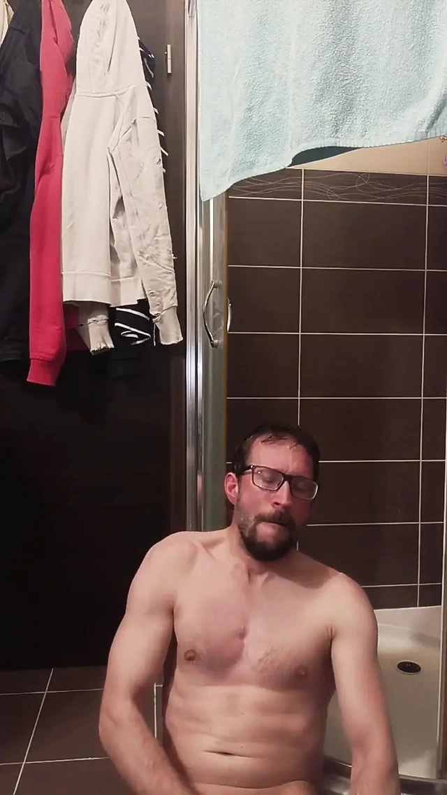 Duşta bir yarağa mastürbasyon yapıyor