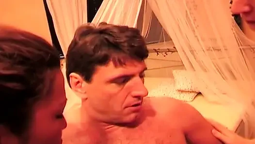 İki azgın orta yaşlı seksi kadın ıslak tükürük gözyaşları içinde yüzünü sırılsıklam yapıyor