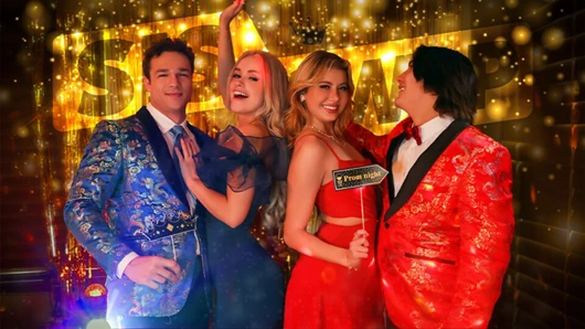 Azgın erkek arkadaşlar kendi üvey kardeşleriyle tüm yolu gitmeye karar verir!