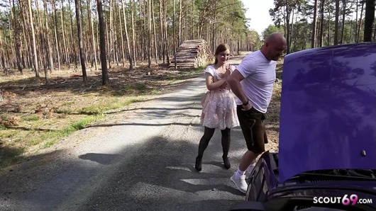 Minyon Alman gözlüklü kız tinyemily araba arızasıyla ilgili yardım için yabancıyla sikişiyor