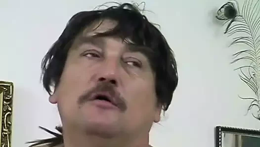 Sarışın güzellik onun sıkı ıslak kedi ile şişman ahbap'ın şaft üzerinde duruyor