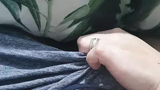 Üvey anne üvey oğlunun pantolonunun altına 31 çekiyor ve sikini çıkarıyor