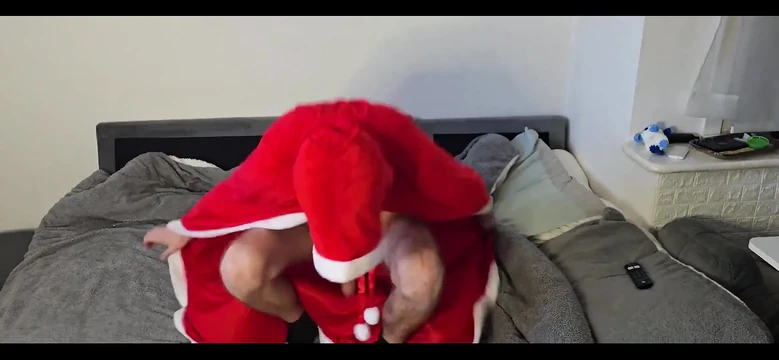 Twink Noel Baba pelerininin her yerine geldi, temizlemesi için birine ihtiyacı var