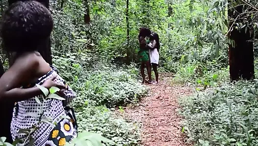 Büyük doğal memeli zenci lezbiyen kız arkadaşını fışkırtmak için dilini kullanıyor