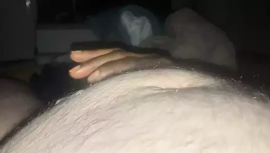 Zenci evli kadın boşalmadan önce kocasına fransızca sph ile çok küçük yarak okşuyor