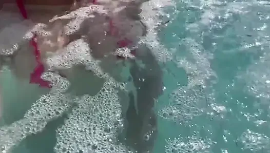 Artemisia seksi ve azgın su altında süper mikro bikiniyle büyük göğüslerini gösteriyor ve aureolalarını görebilirsiniz...