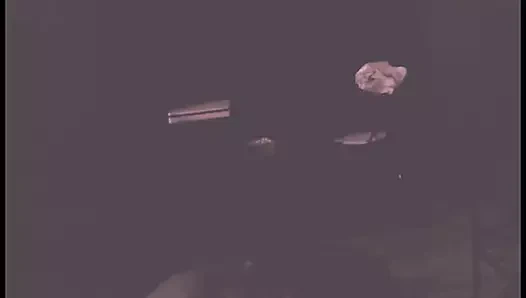 En iyi arkadaş geceyi emerek ve emerek geçirdi