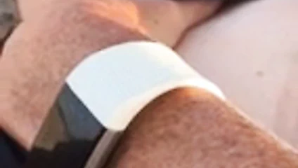Kalabalık bir kumsalda gizli mastürbasyon