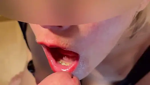 Azgın orta yaşlı seksi kadının yüzüne boşalma ve parmaklama ile yaramaz oral seks