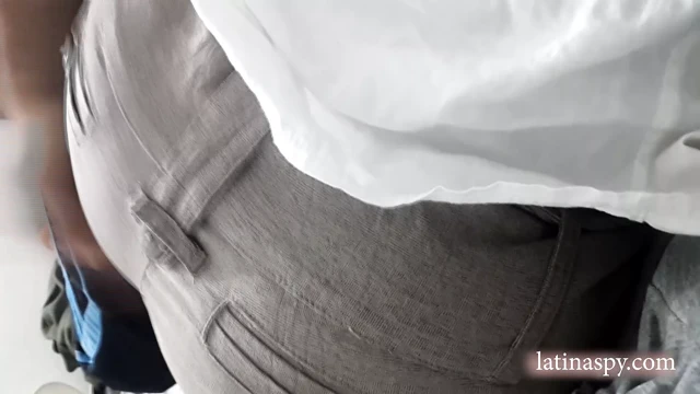 latina with huge ass gets comfy at Tocaculos room