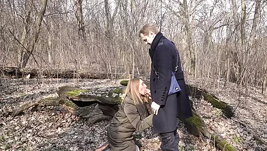 Ormanda bir kız dizlerinin üstüne çöktü ve yarak emmeye başladı