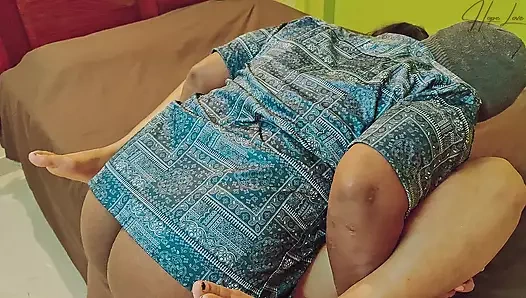 Ateşli azgın orta yaşlı seksi kadın kayınbiraderi ile sikişiyor