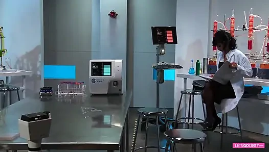 Ateşli ve azgın sürtükler 2 doktorun yarağını alıyor