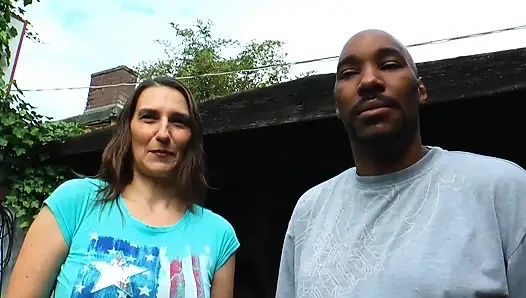 Tombul esmer ıslak amcığını tatmin etmek için büyük siyah yarağa biniyor