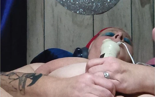 Dildo canavar vibratörle sikişmeyinca sakso rafta ona yardım ediyor